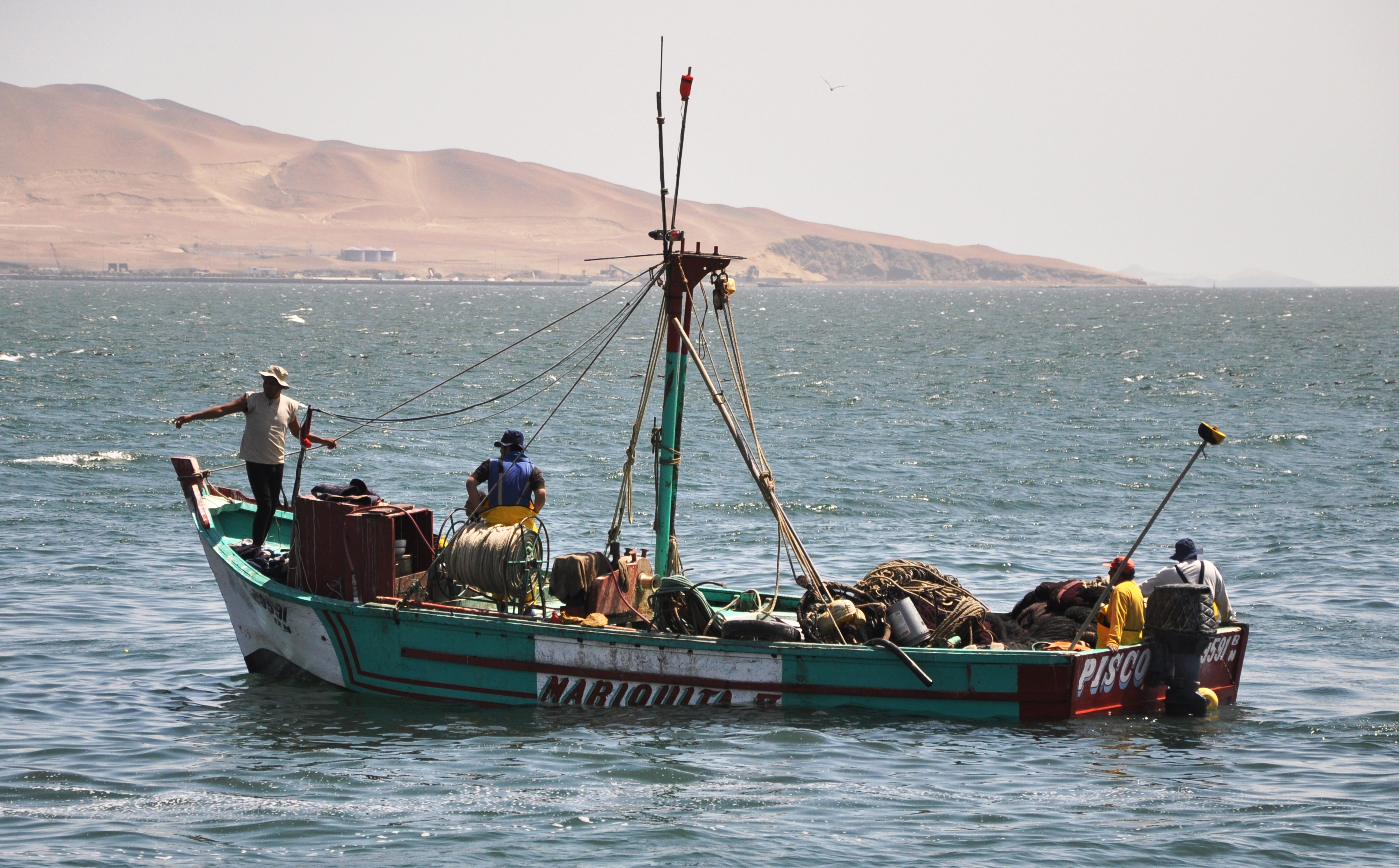 Barco anchovetero con carga